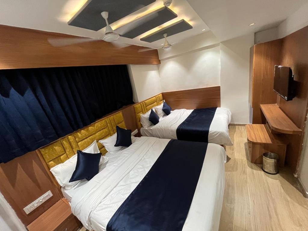 Hotel Paramount Villa Гандинагар Екстериор снимка