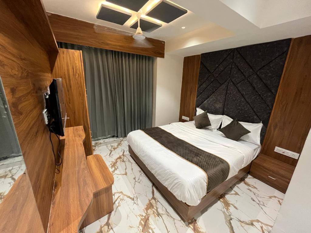 Hotel Paramount Villa Гандинагар Екстериор снимка