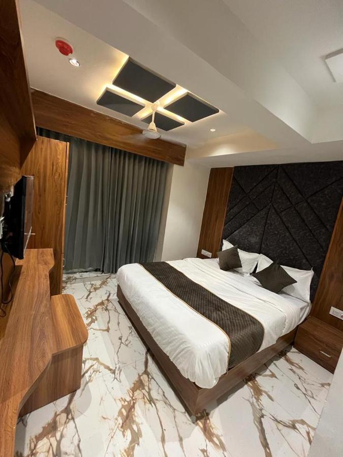 Hotel Paramount Villa Гандинагар Екстериор снимка