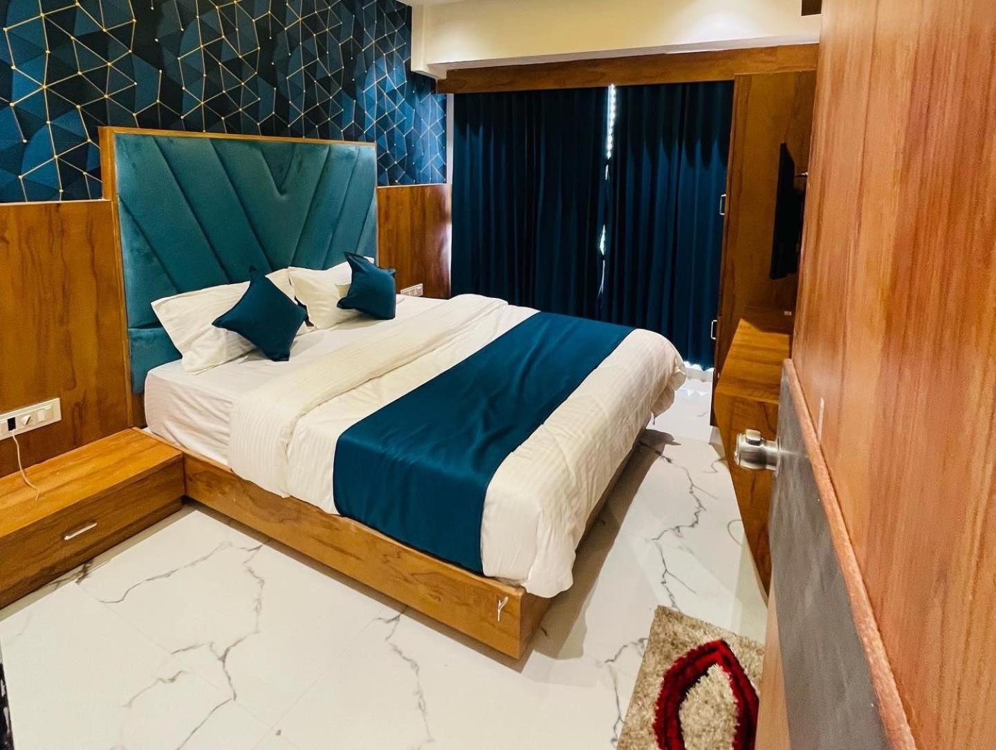 Hotel Paramount Villa Гандинагар Екстериор снимка