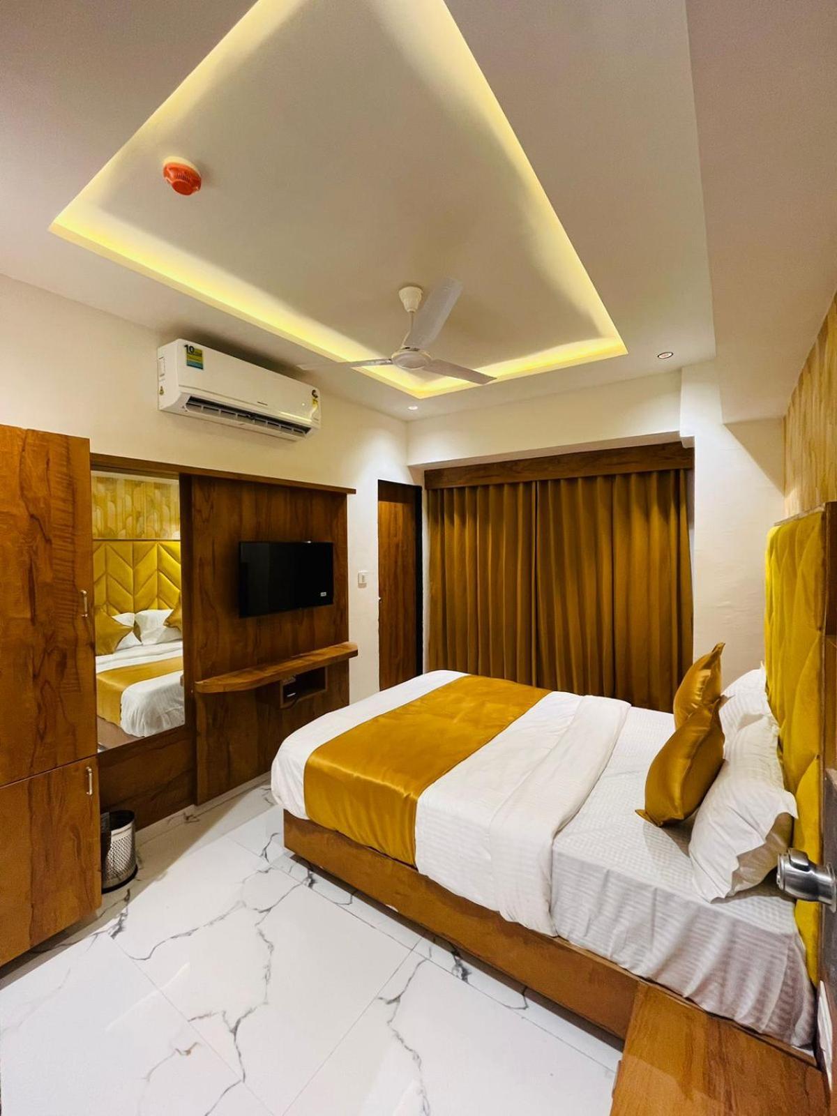 Hotel Paramount Villa Гандинагар Екстериор снимка