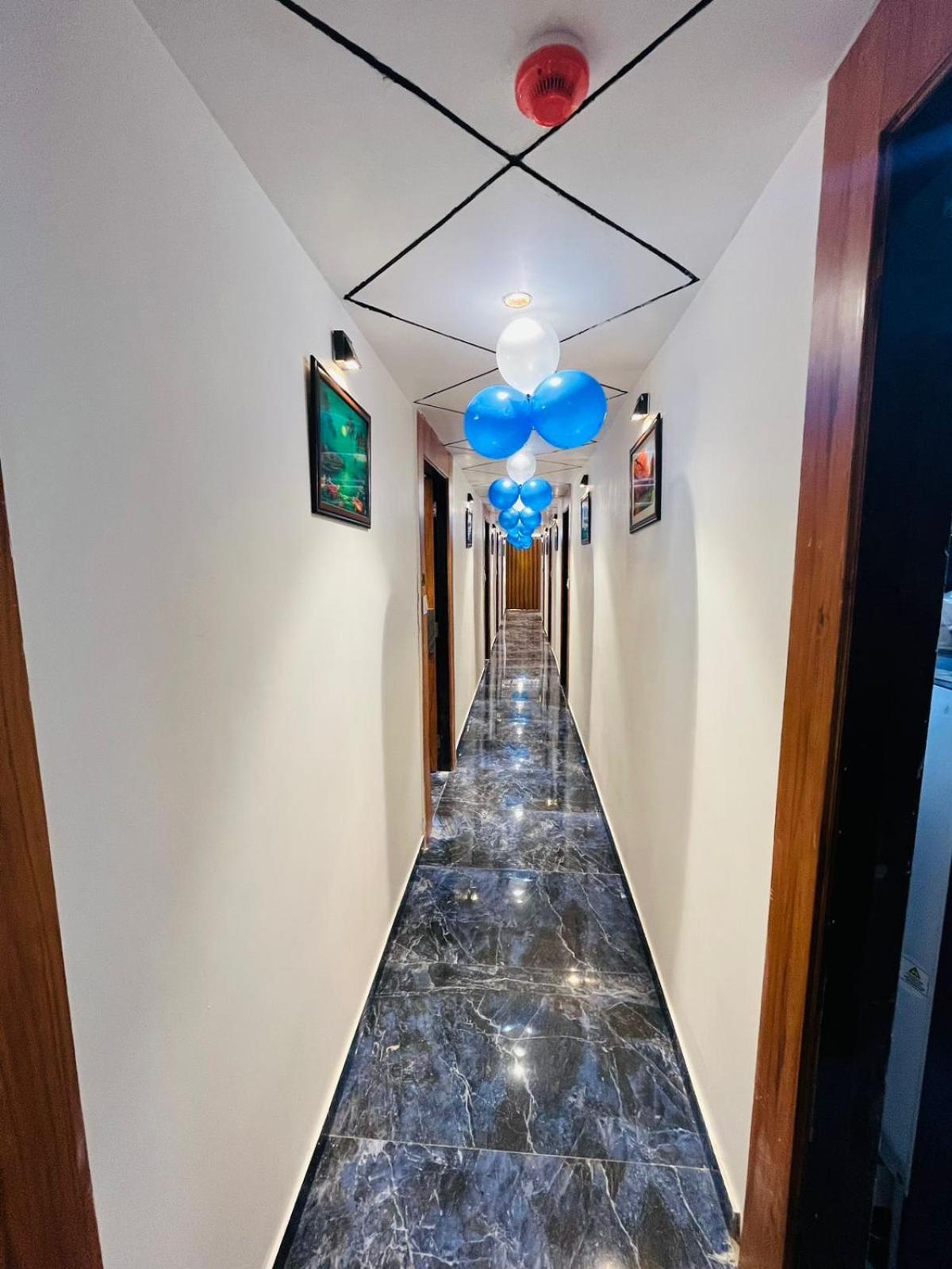 Hotel Paramount Villa Гандинагар Екстериор снимка