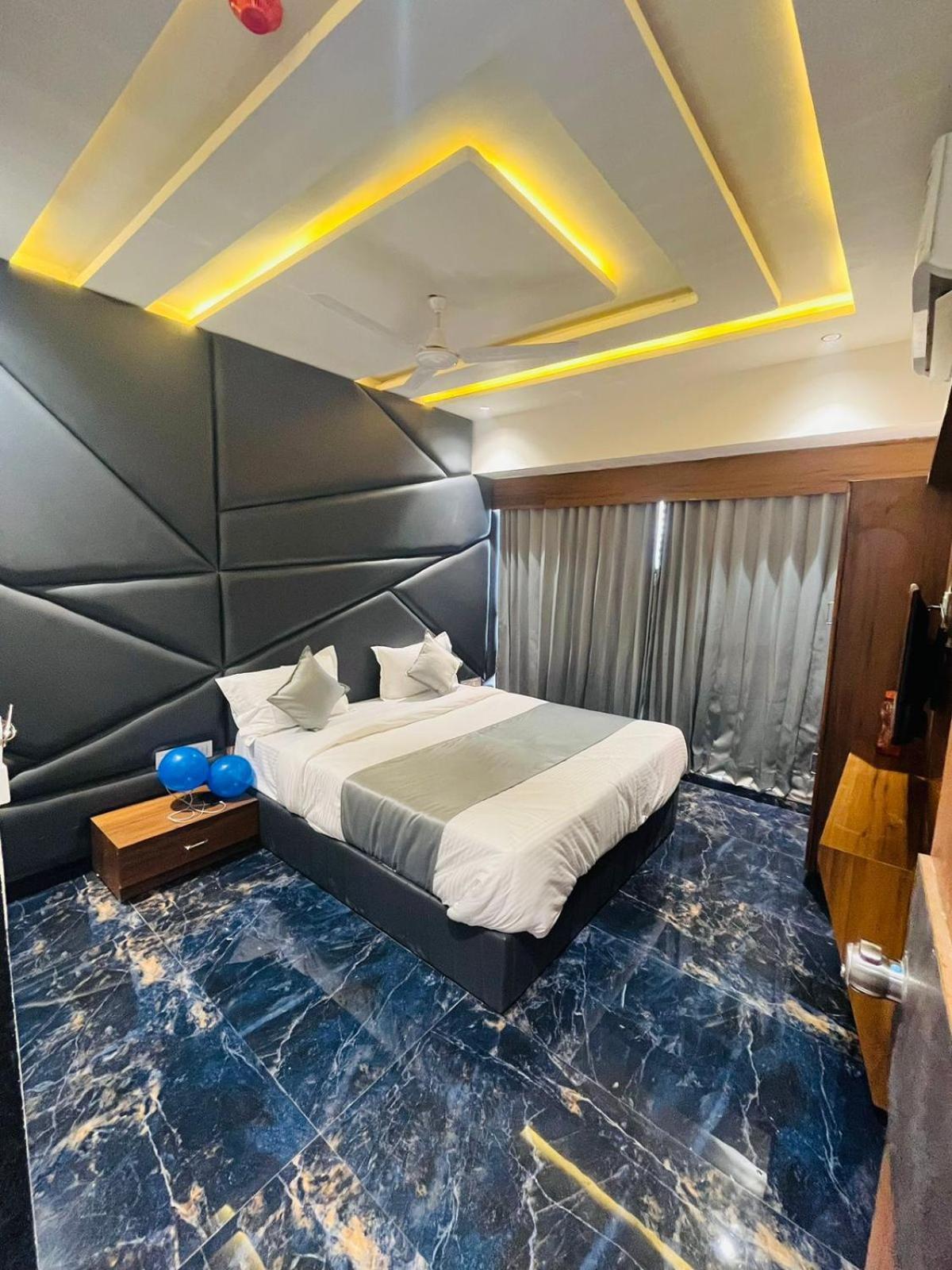 Hotel Paramount Villa Гандинагар Екстериор снимка