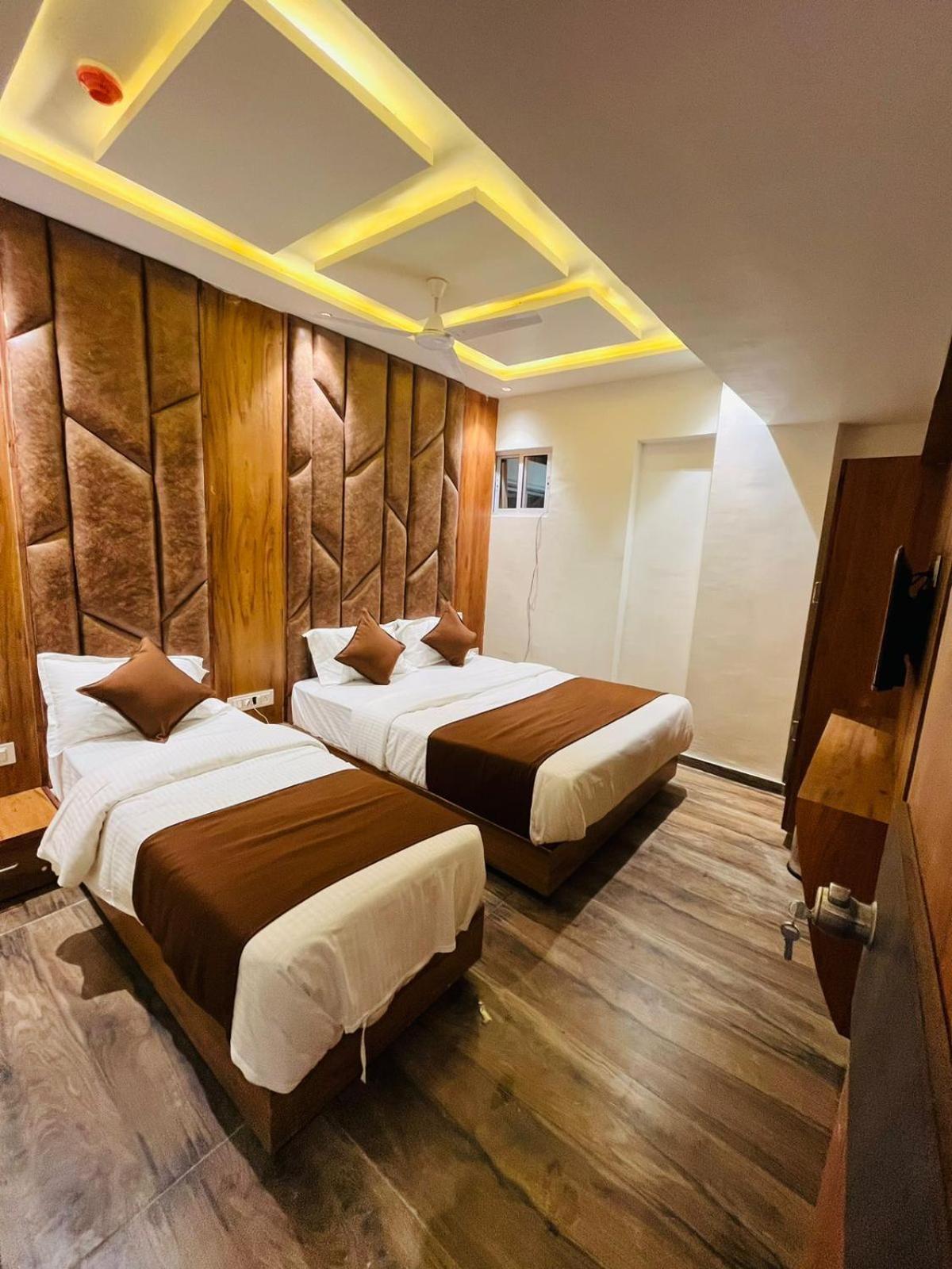 Hotel Paramount Villa Гандинагар Екстериор снимка