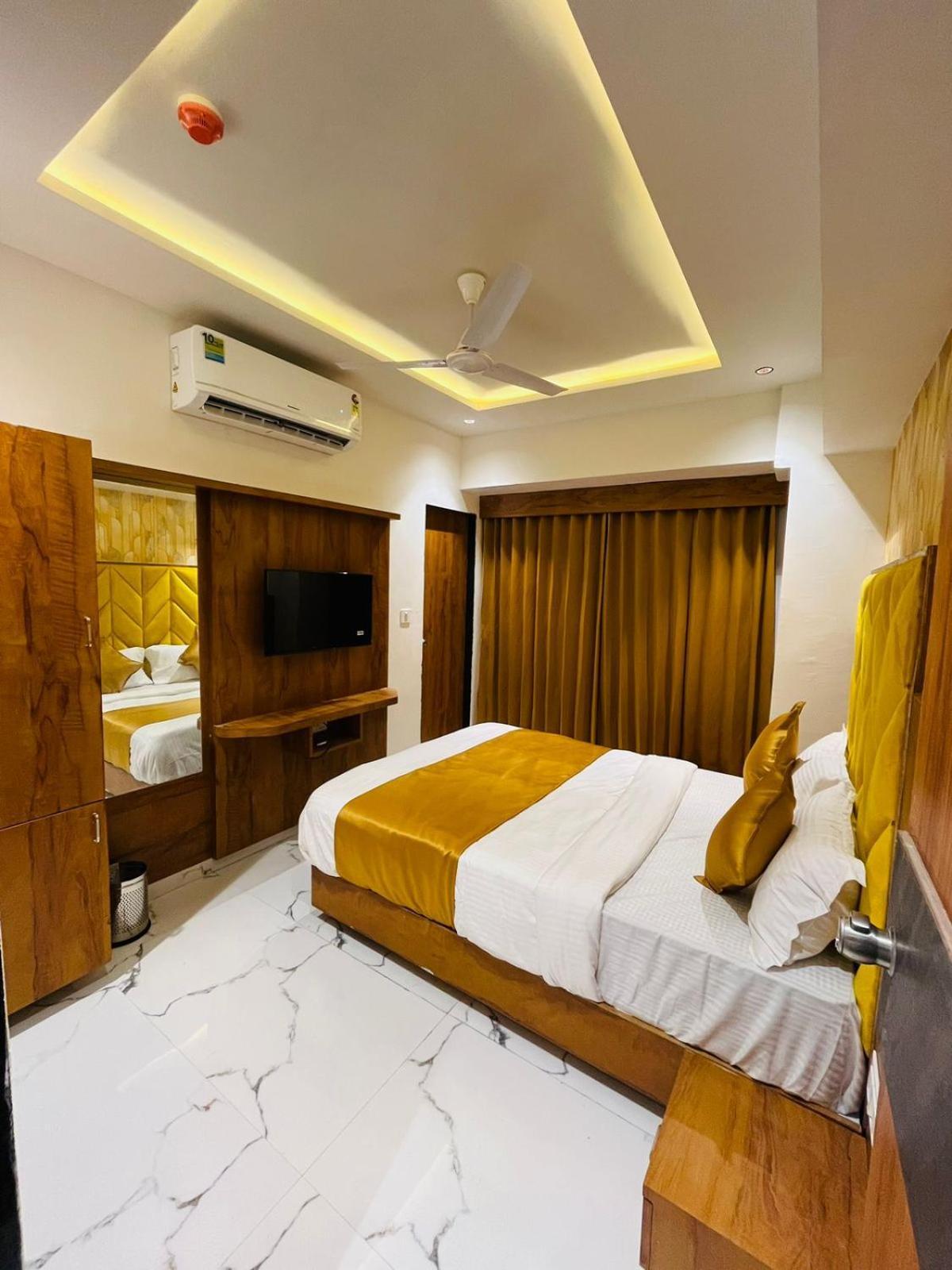 Hotel Paramount Villa Гандинагар Екстериор снимка
