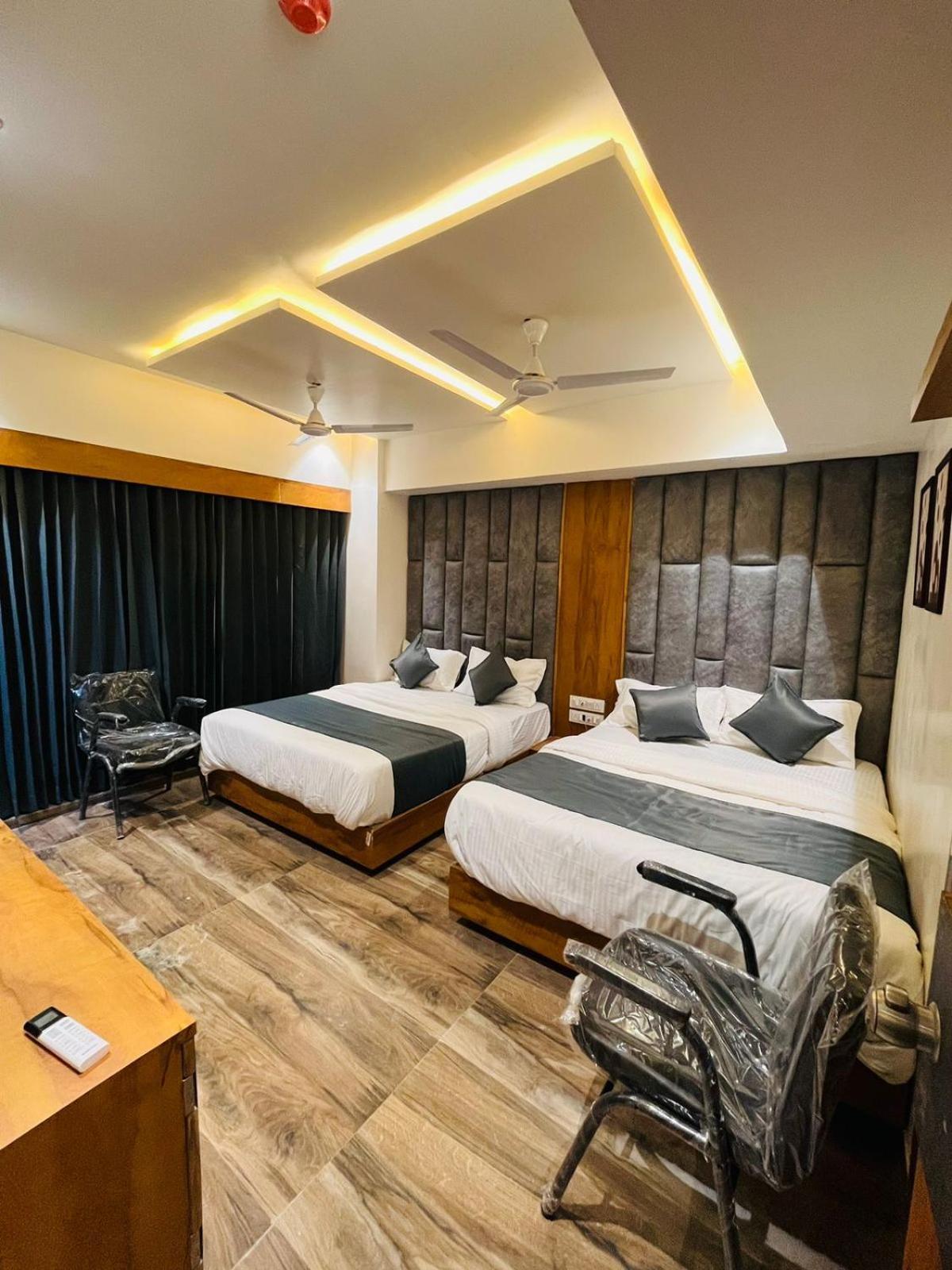 Hotel Paramount Villa Гандинагар Екстериор снимка