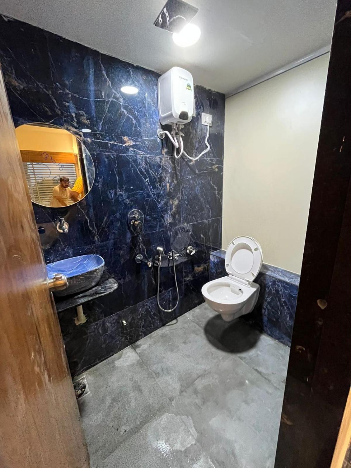 Hotel Paramount Villa Гандинагар Екстериор снимка