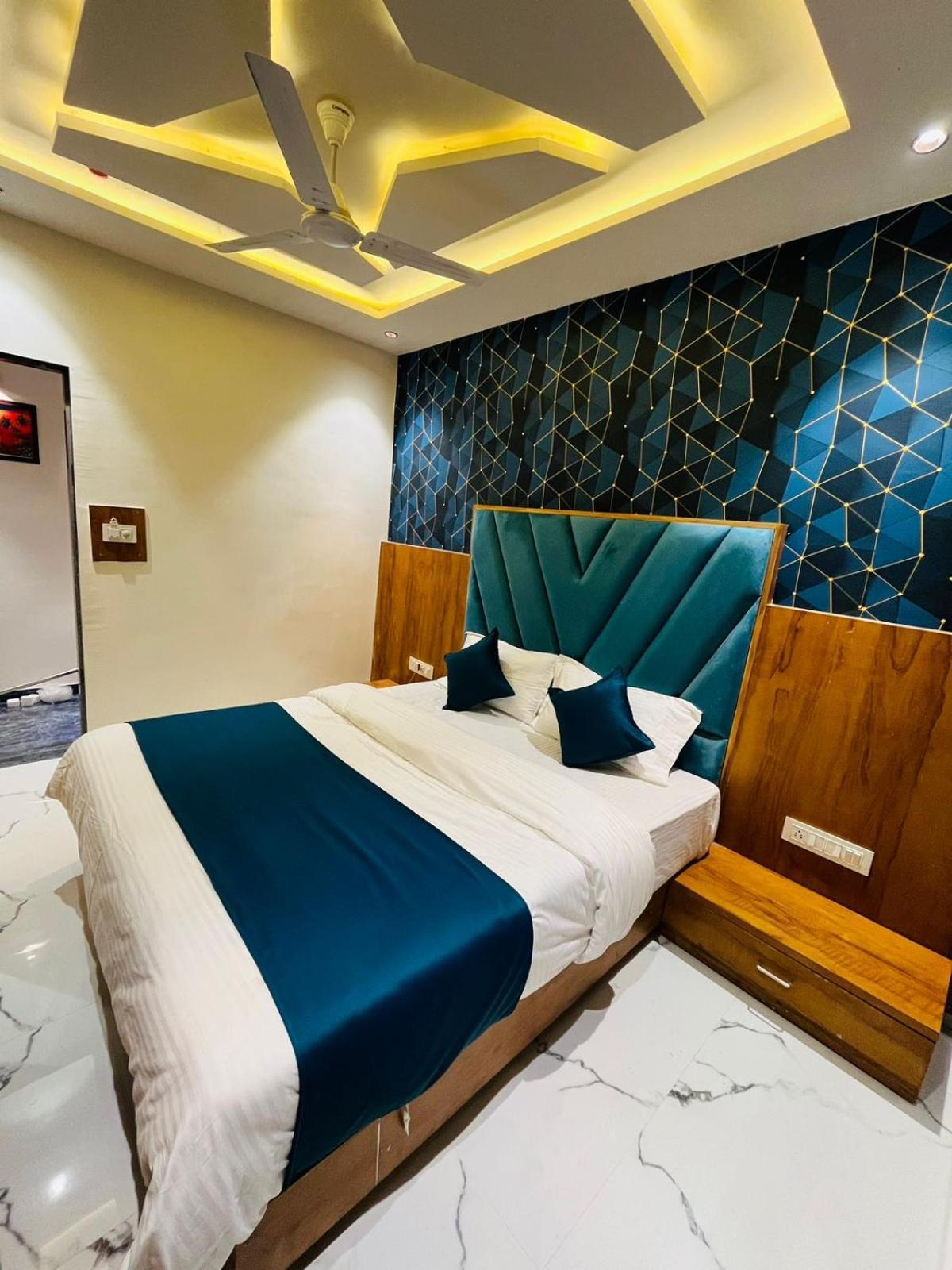 Hotel Paramount Villa Гандинагар Екстериор снимка