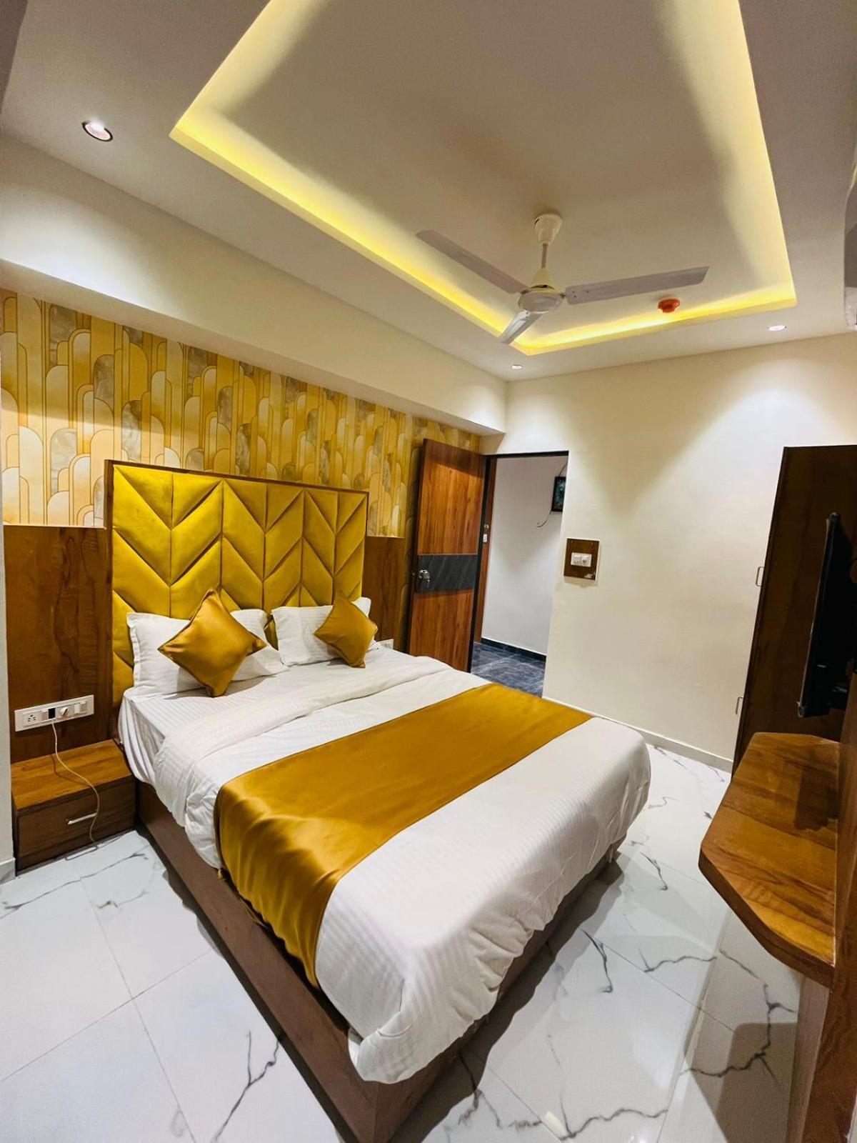 Hotel Paramount Villa Гандинагар Екстериор снимка
